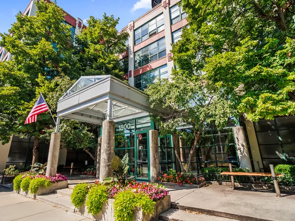 1800 W Roscoe St APT 323, Chicago, IL 60657