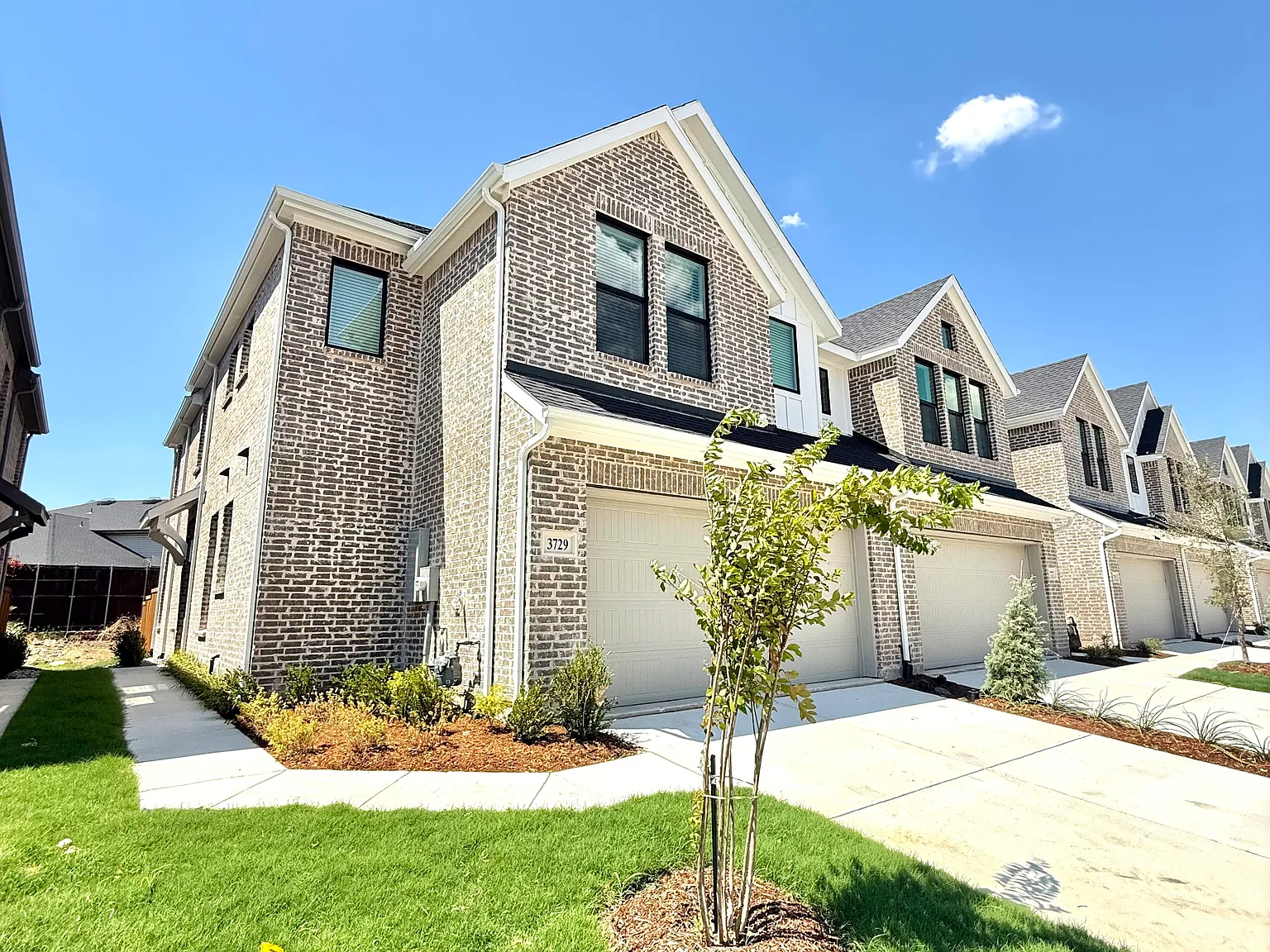 4 bed, 2066 sqft, $3,400 — Photo 2