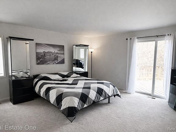 5th image of 854 River Bend Dr
