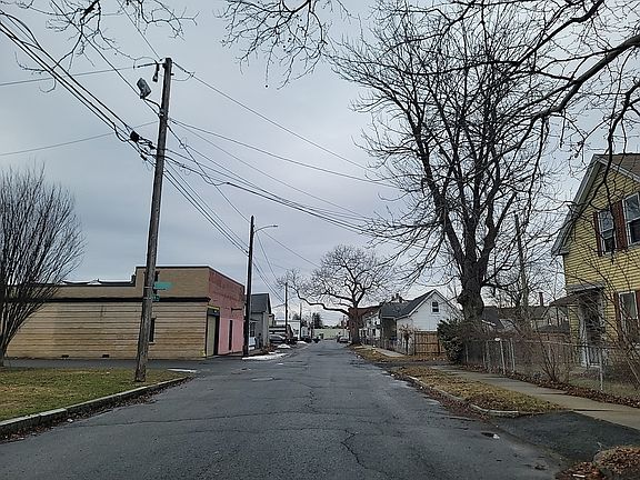 5th image of 194 Centre St