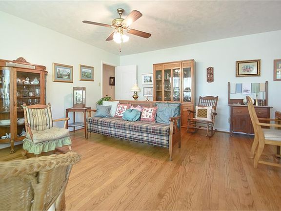 5th image of 602 E Tom Green St