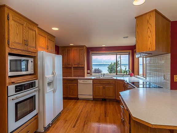 4th image of 19025 Soundview Dr NW
