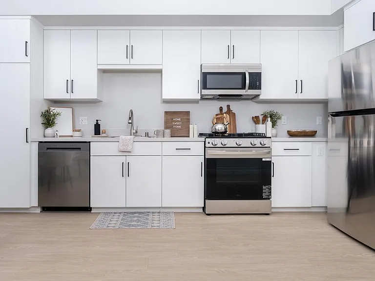 Downtown Ontario Luxury Apartments — Photo 18