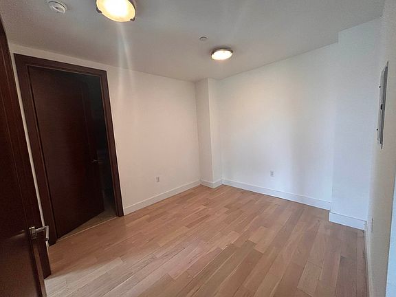 3rd image of 3101 Vernon Blvd APT 306