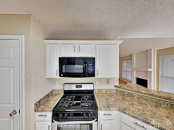 5th image of 824 Bridgewater Ln
