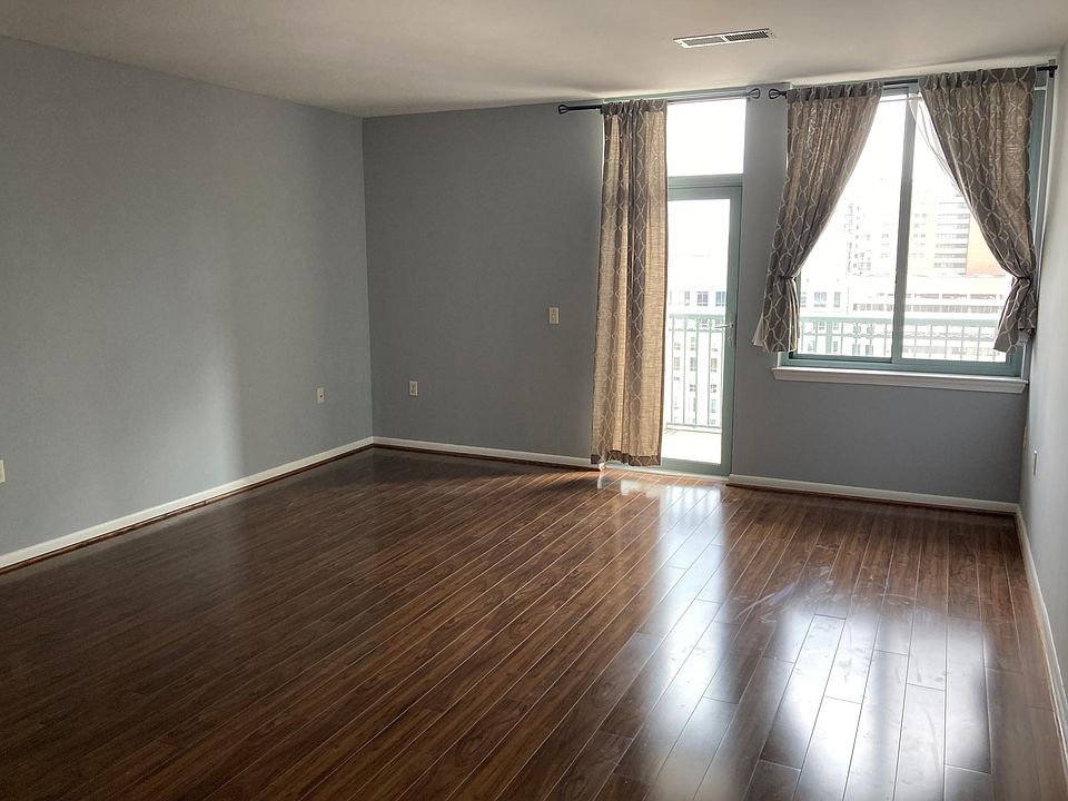 1st image of 851 N Glebe Rd APT 2010