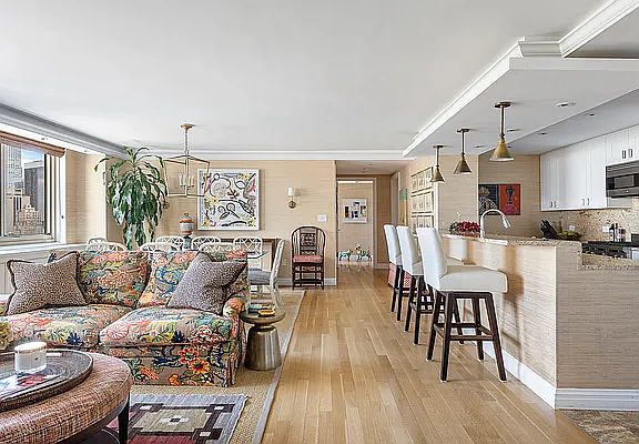4th image of 30 W 63rd St APT 31