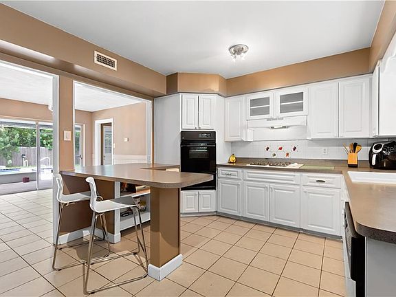 5th image of 15498 Bedford Cir W