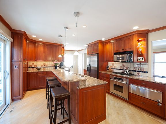 3rd image of 1037 Sheridan Ave