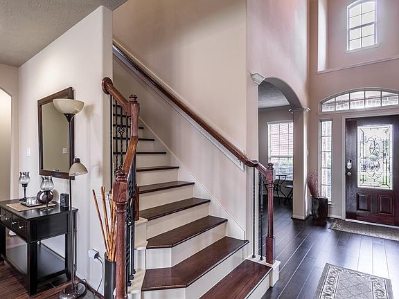4th image of 2530 Pioneer Oaks Dr