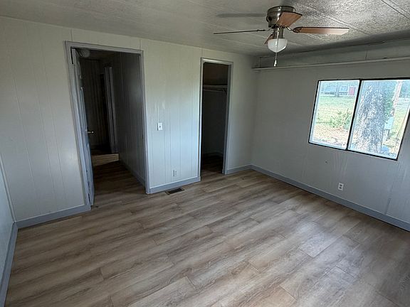 3rd image of 851 Agnes Cir