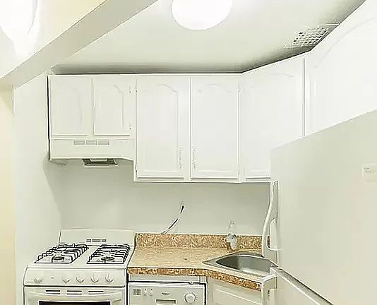 4th image of 40 E 12th St APT 4B