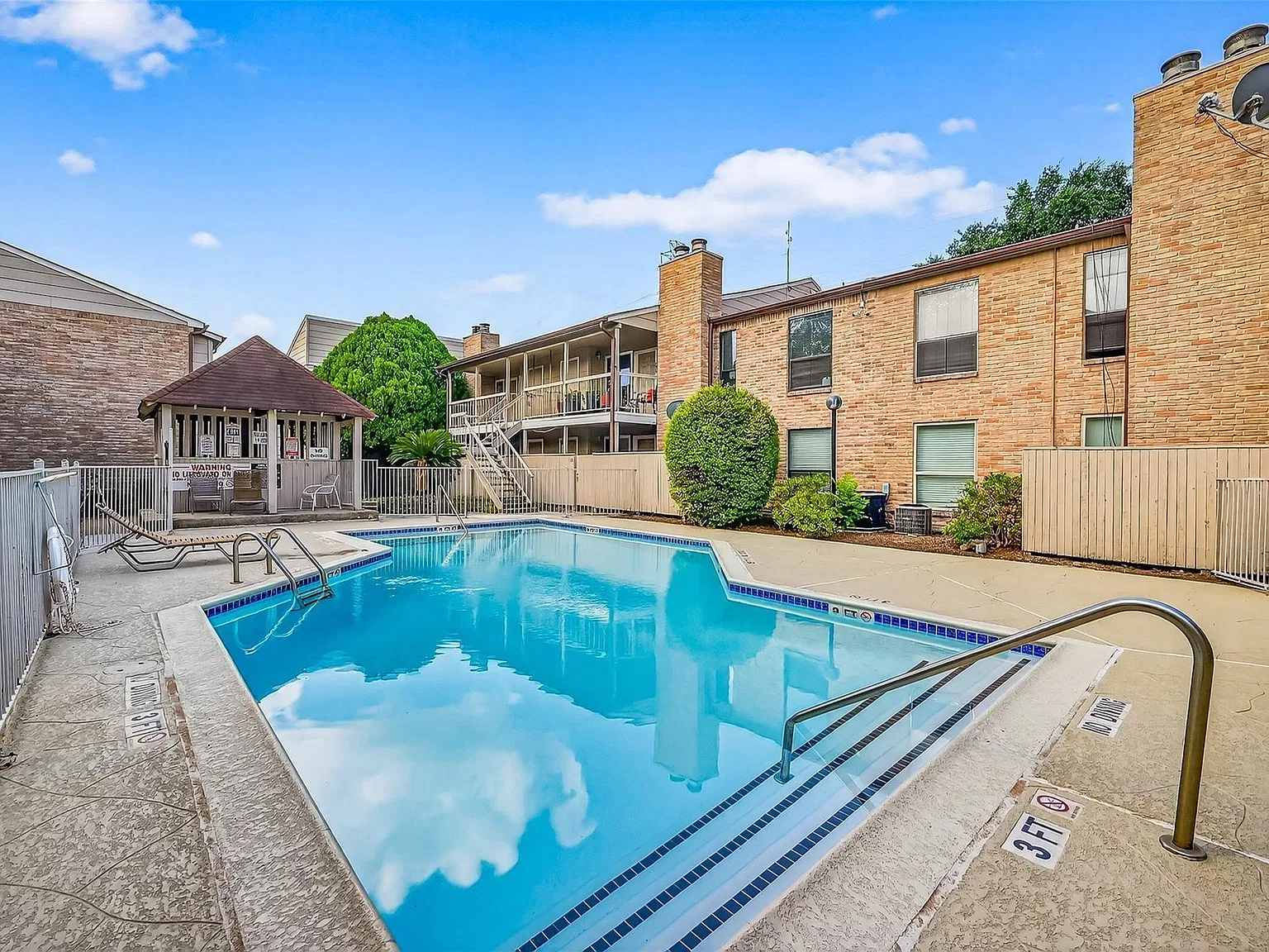 2 bed, 1.5 bath, 700 sqft, $1,200 — Photo 2