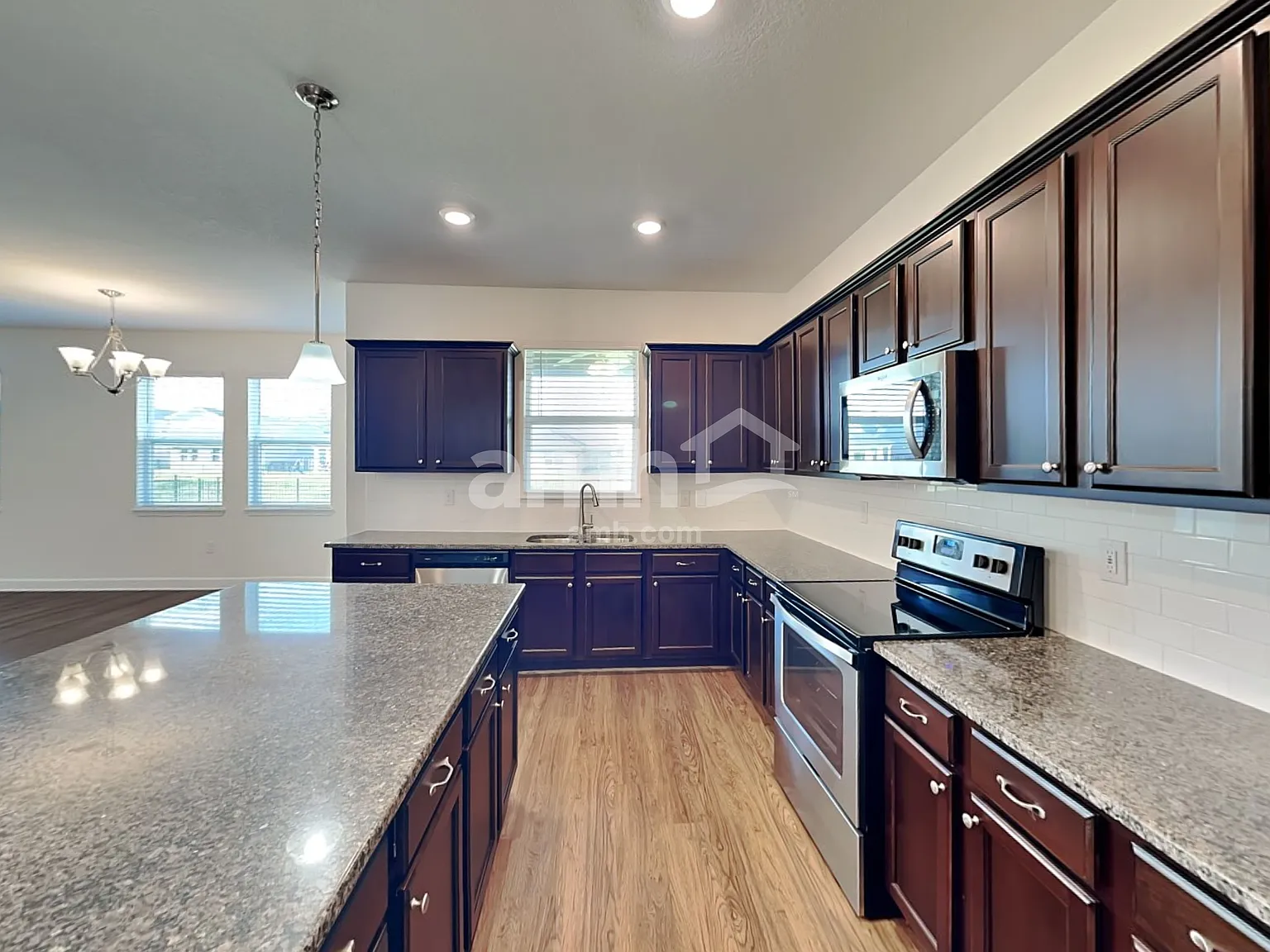 4 bed, 2.5 bath, 2324 sqft, $2,570 — Photo 3