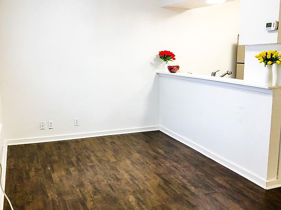 5th image of 200 E Courtland Pl APT 1