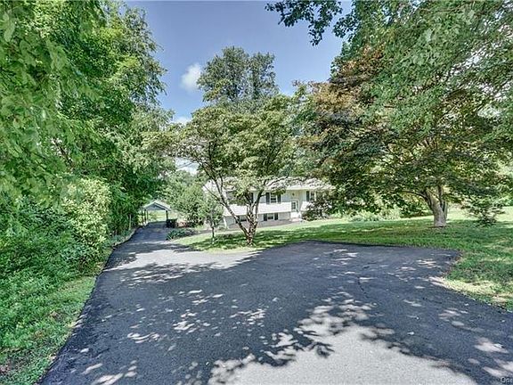 3rd image of 21 Woodbine Dr