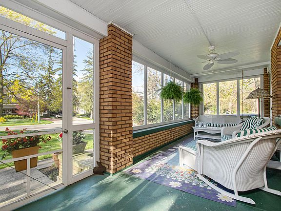 3rd image of 1840 Lake Dr SE