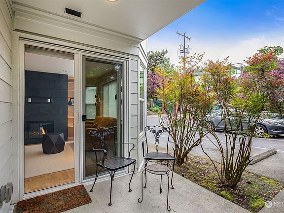 5th image of 1819 E Denny Way #105