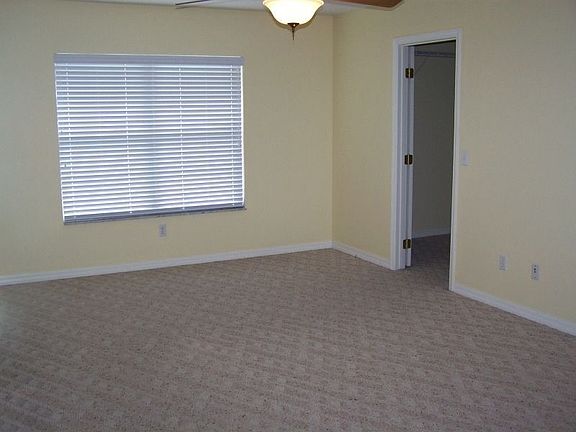 5th image of 132 SW Creekside Ln