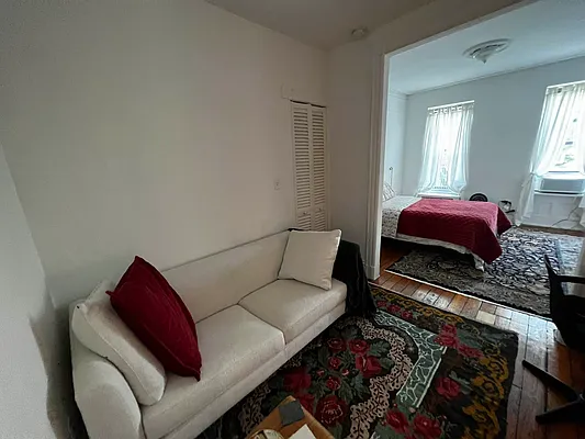 Rented by Salon Realty Corp | media 15