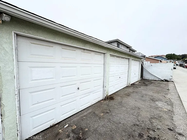 1042 W 7th St — Photo 16