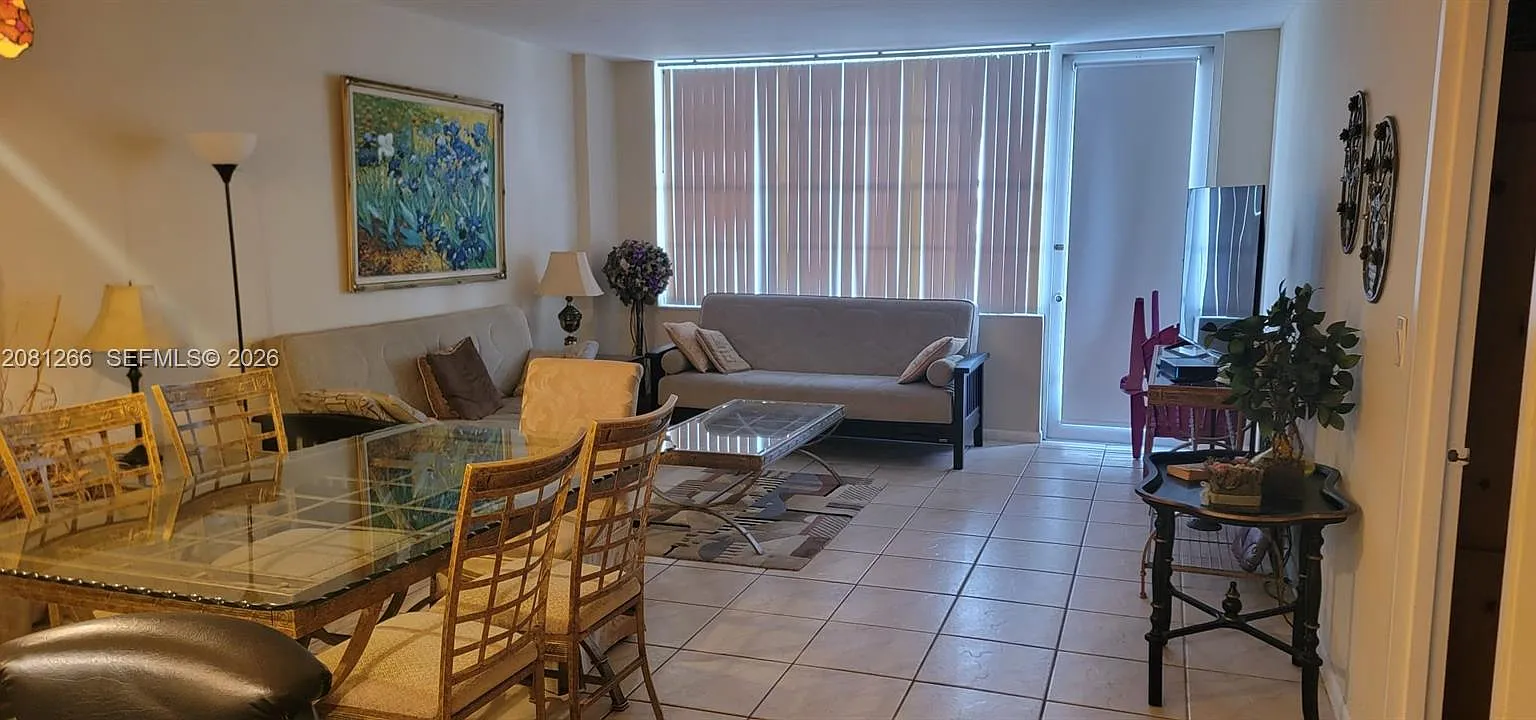 Sea Air Towers Condo — Photo 3