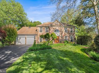 9817 Days Farm Dr, Vienna, VA 22182