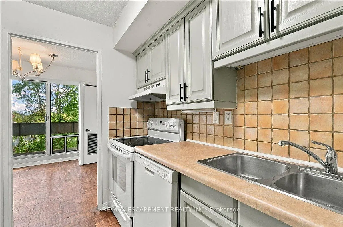 3 bed, $2,950 — Photo 3
