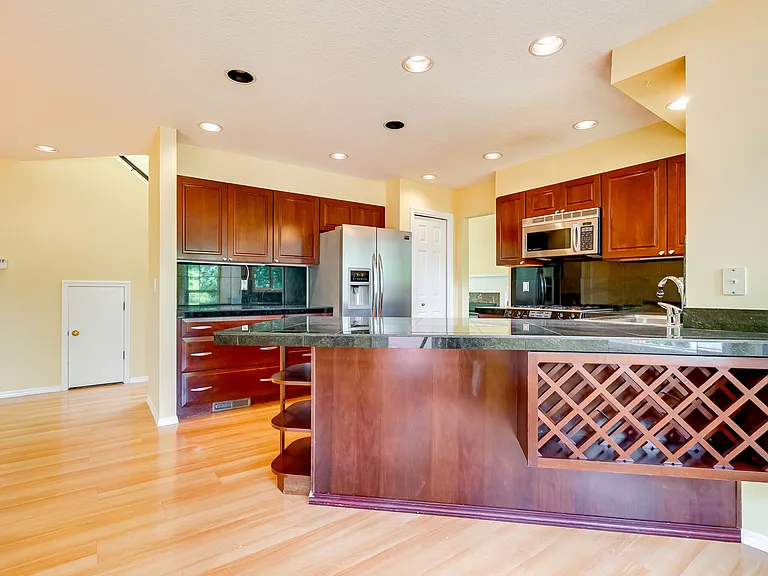 725 Ash St — Photo 23