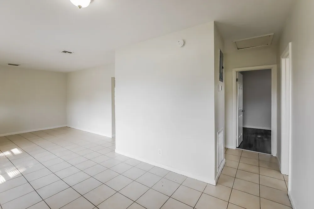 3 bed, 1.0 bath, 1186 sqft, $2,560 — Photo 4
