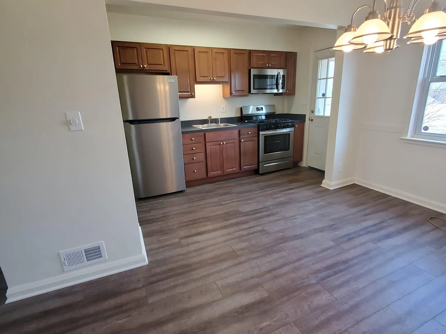 3 bed, 1.5 bath, 1920 sqft, $2,100 — Photo 4