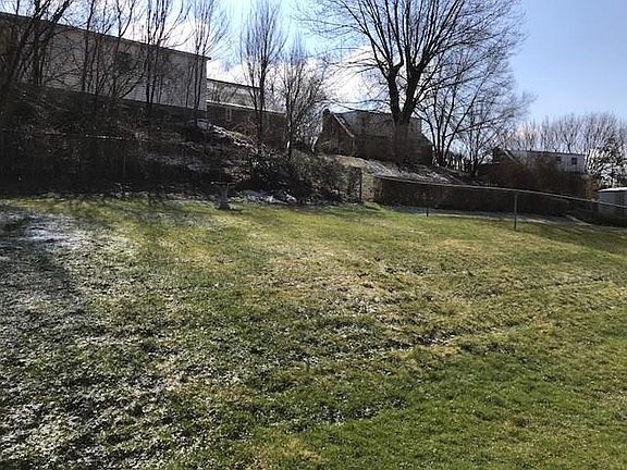 3rd image of 608 Lynda Ln