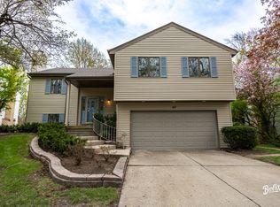 143 Midway Ln, Vernon Hills, IL