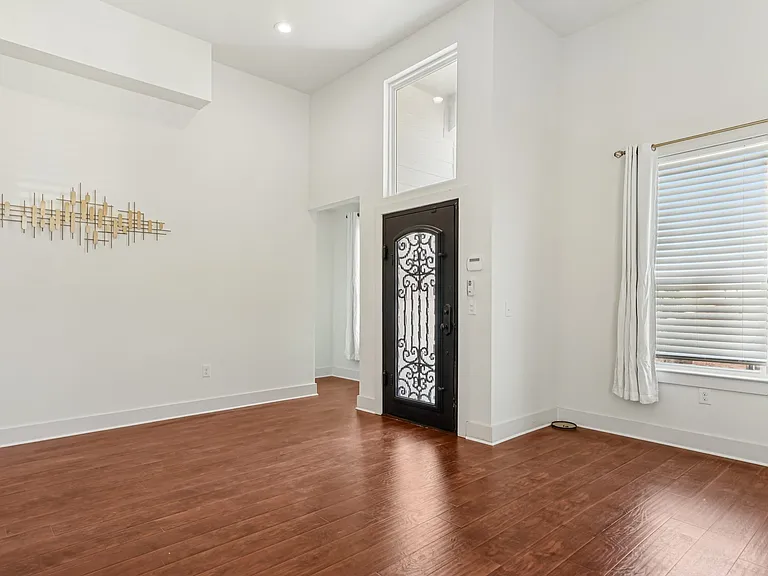 422 N Marlborough Ave — Photo 10