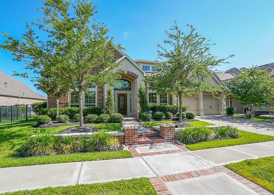 Welcome to this immaculate beauty in Bridgeland on a substantial lot.