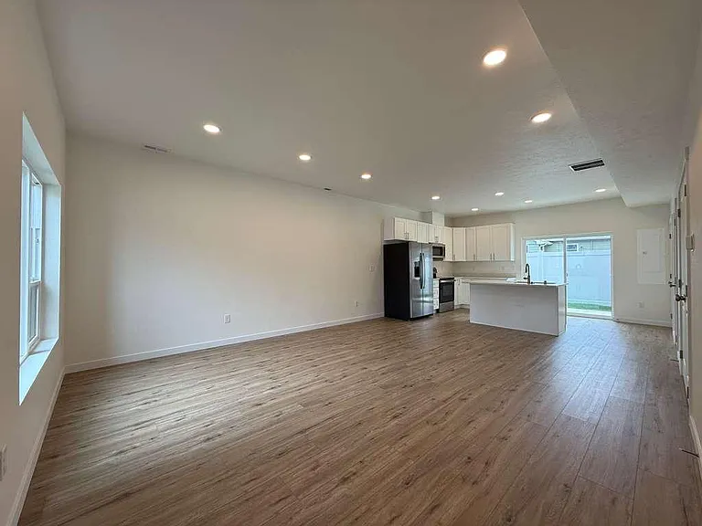 3925 E 32nd Ave #2 — Photo 5