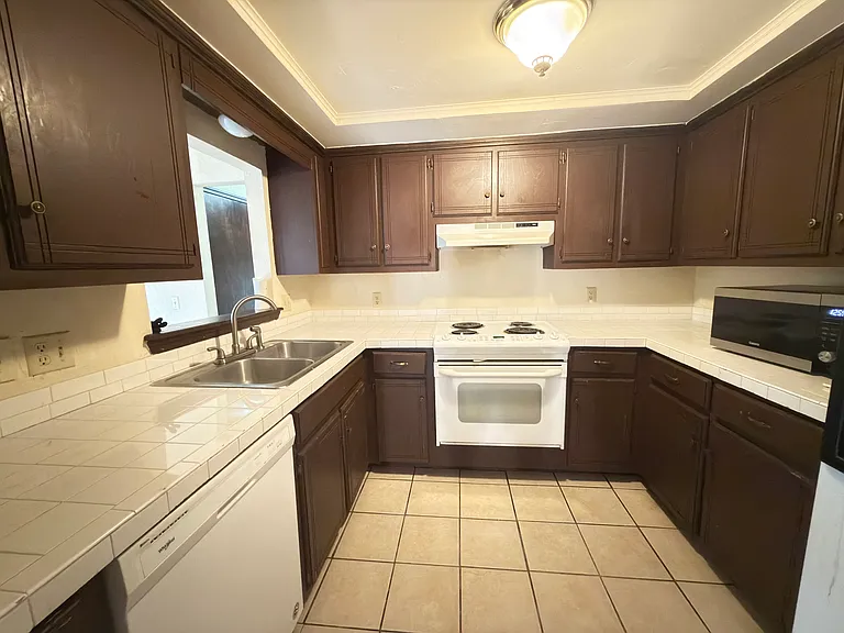 2531 W Hefner Rd — Photo 6