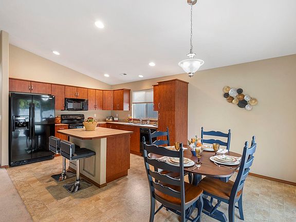 3rd image of 1486 Larkspur Dr