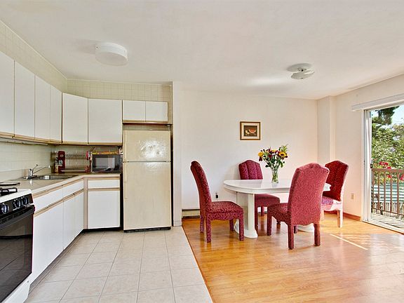 5th image of 180 Jamaica Ave