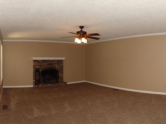 3rd image of 907 Dogwood Cv