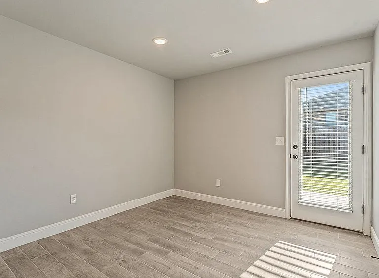 6005 Hoover St — Photo 9
