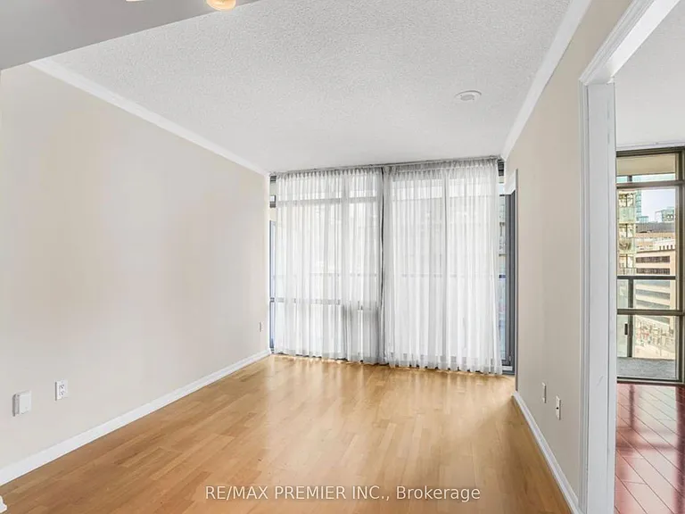 37 Grosvenor St #610 — Photo 7