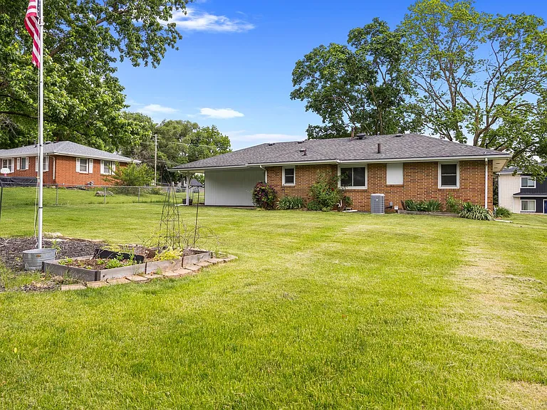 5908 Meredith Dr — Photo 18