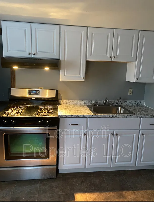 4 bed, 1.0 bath, $2,500 — Photo 1