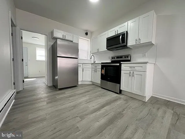 3 bed, 1.0 bath, 928 sqft, $2,000 — Photo 3
