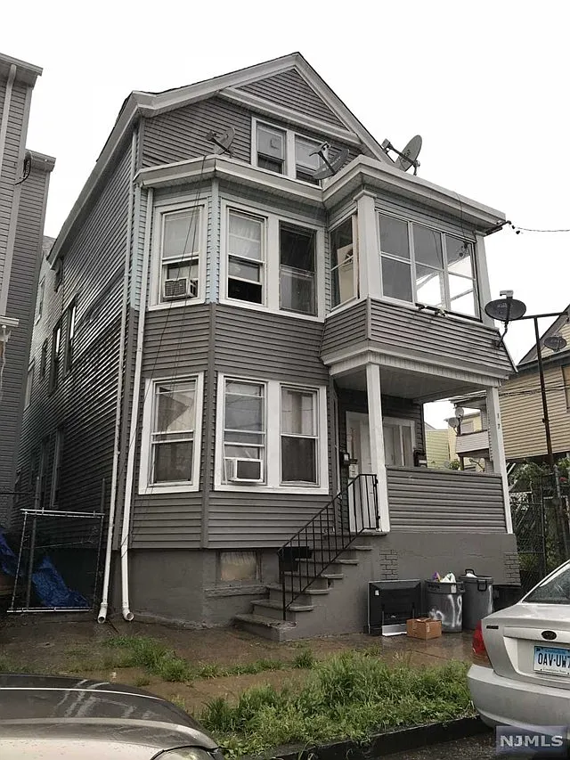 187 Walnut St photo 1