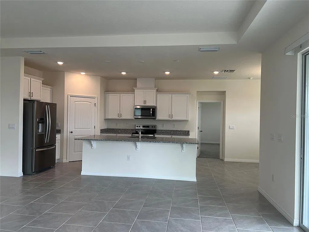 4 bed, 3.5 bath, 2852 sqft, $3,400 — Photo 2