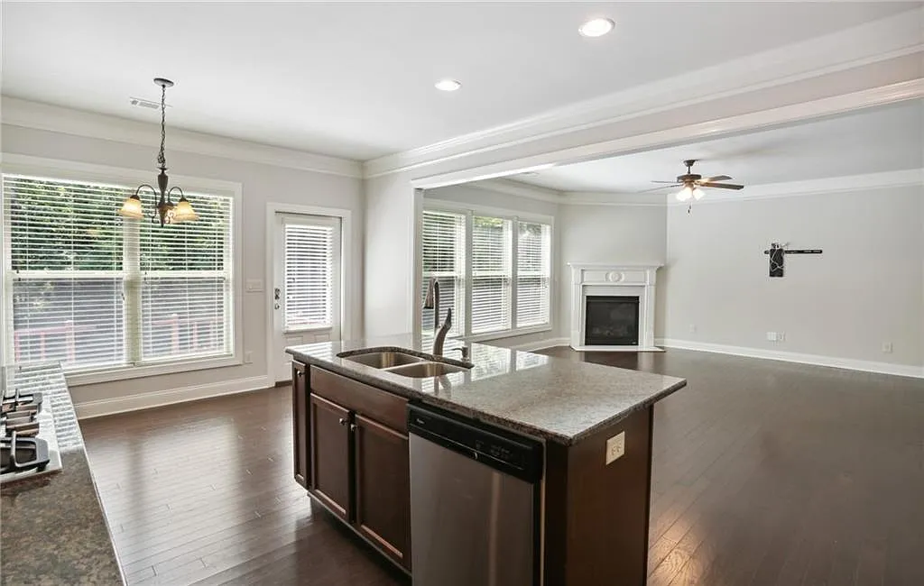 4 bed, 2.5 bath, 2544 sqft, $3,700 — Photo 3
