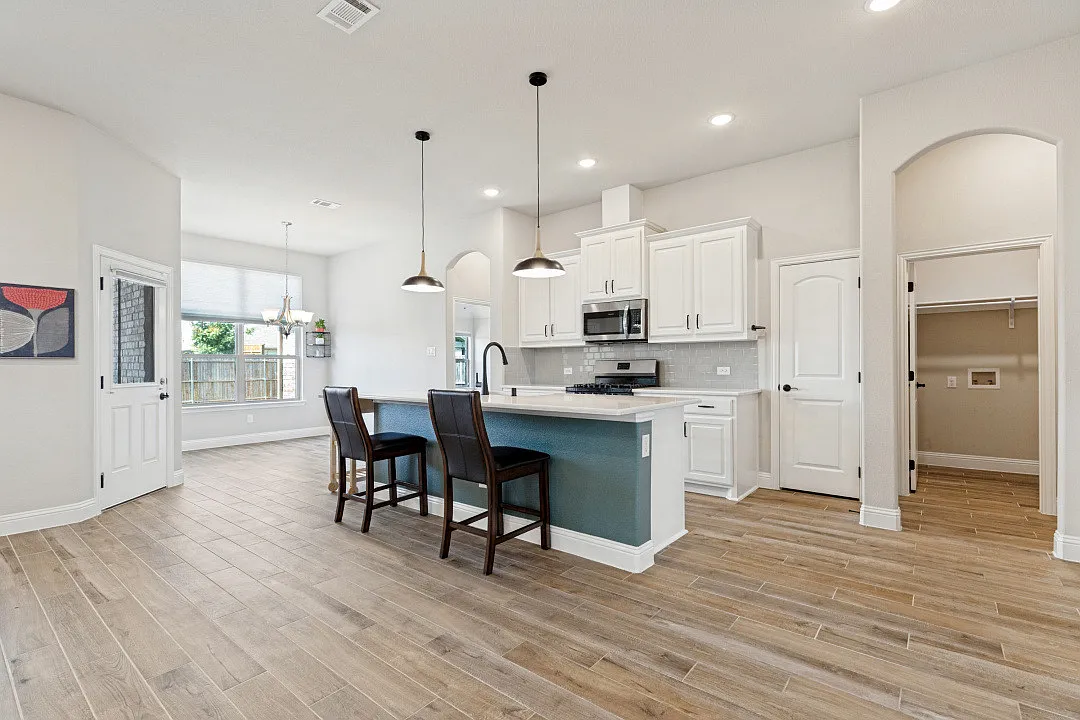 3 bed, 1978 sqft, $2,300 — Photo 4