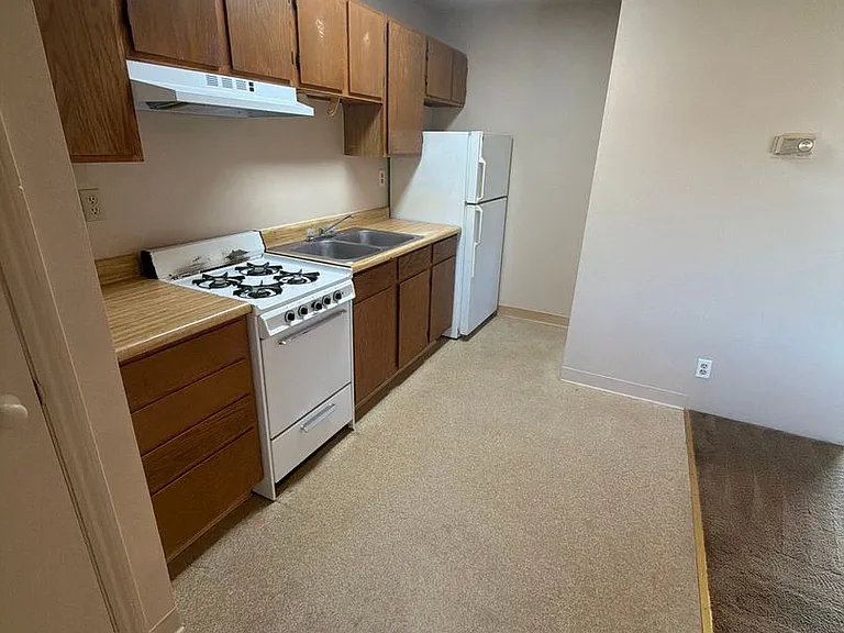 418 Lynn St — Photo 2